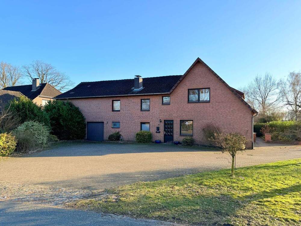 Thumbnail-Zweifamilienhaus mit großem Grundstück und Entwicklungspotenzial