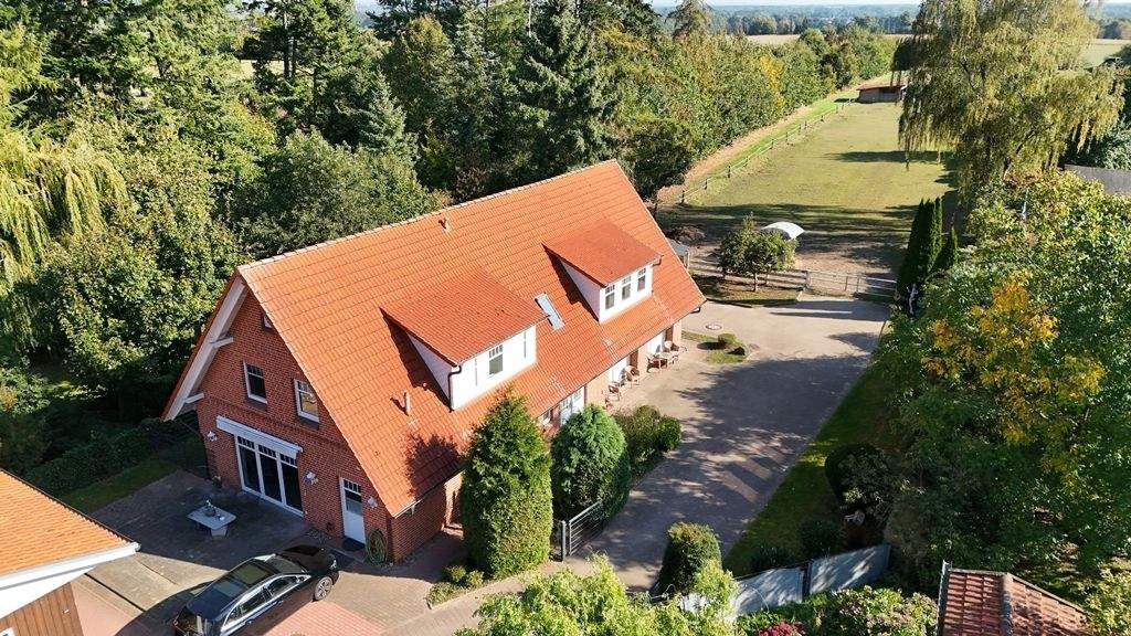 Thumbnail-Ensemble aus Mehrfamilienhaus, großem Baugrundstück und kleiner Weide - im Herzen von Pattensen