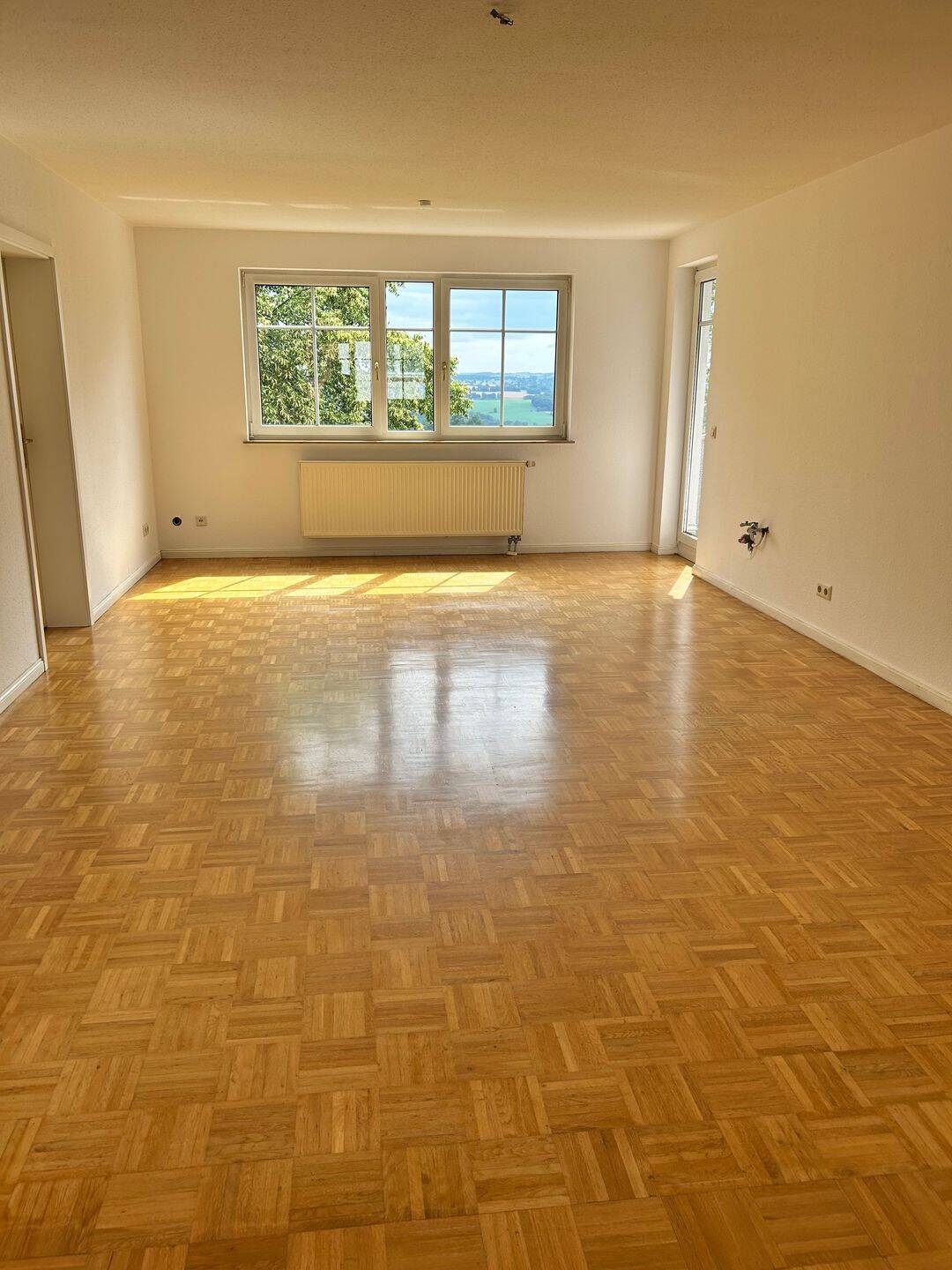 Wohnzimmer mit Balkon