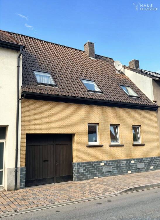 Thumbnail-Zwei Wohneinheiten möglich - Großzügiges Reihenmittelhaus mit Garten, Terrasse und Ausbaupotenzial. 136 m² Wohnfläche, sonniges Grundstück, angrenzend
