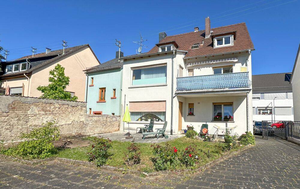 Gebäudeansicht bei Sonnenschein.jpg