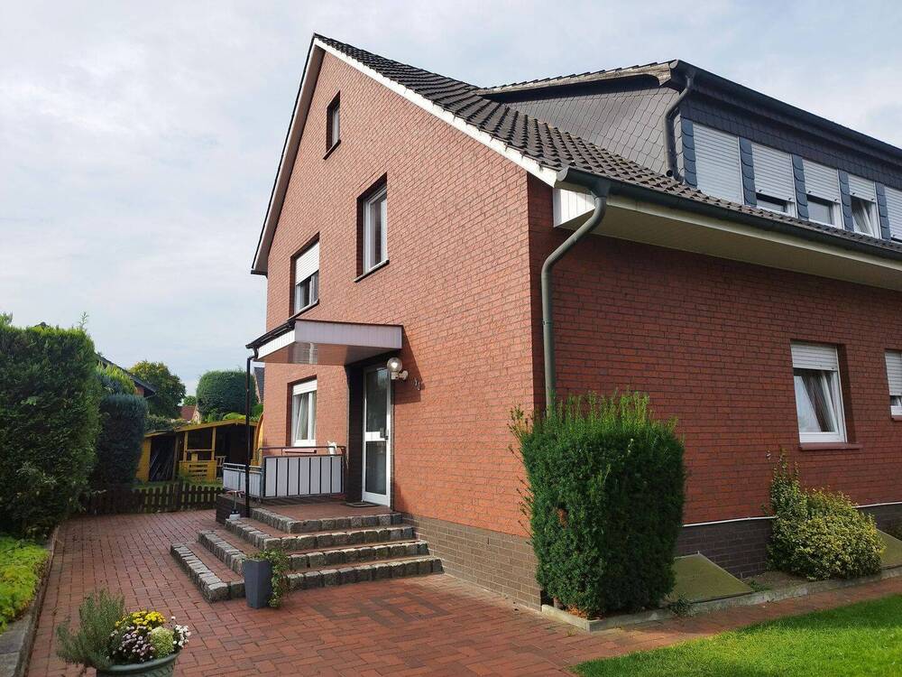 Thumbnail-Großes-Dreifamilienhaus