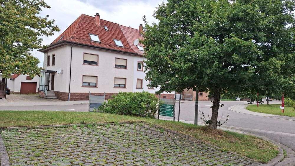 Thumbnail-Charmantes älteres 1-2 FH mit Balkons, ETG,Garten und Garage in grüner Umgebung sucht nette Familie!