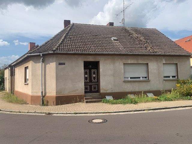 Thumbnail-Renovierungsbedürftiges Wohnhaus mit Nebengebäude