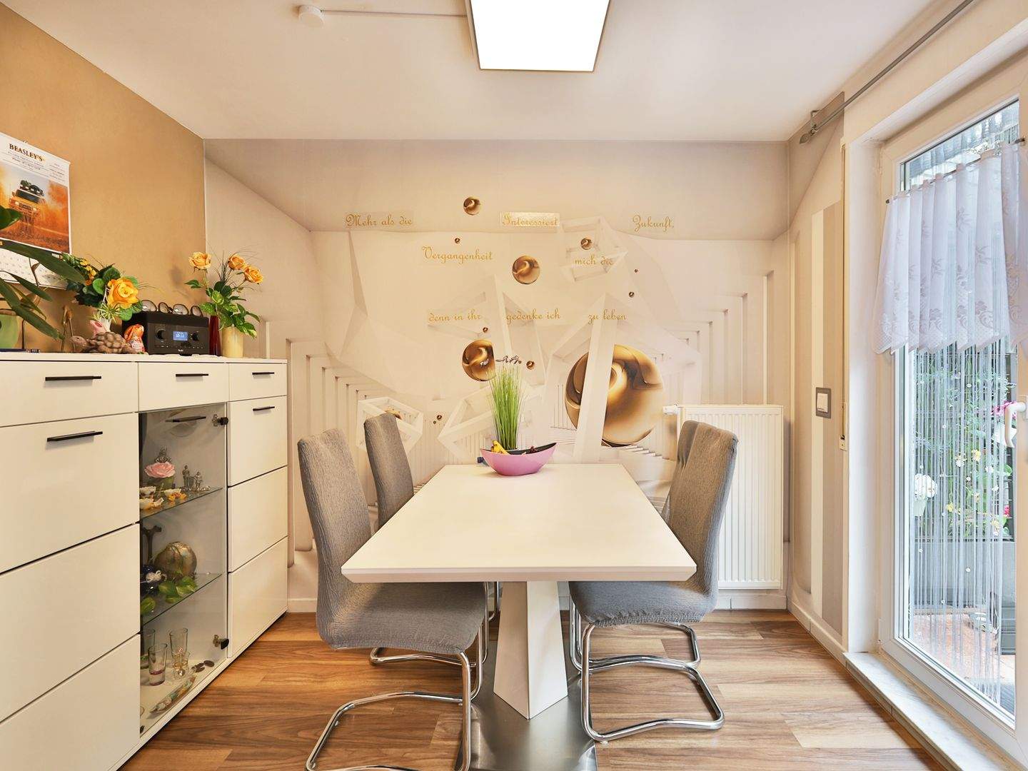 Essbereich in der Küche mit Zugang zur Terrasse
