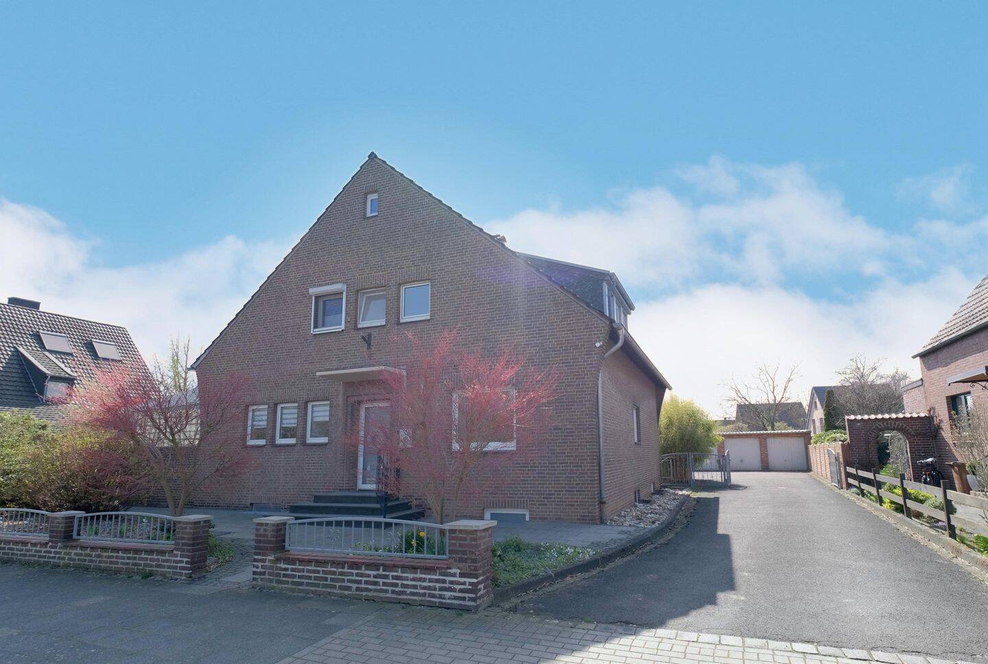 Thumbnail-Wohnen und Vermieten vereint - gepflegtes Zweifamilienhaus mit Garten und Garagen in Bestlage von Alt-Willich