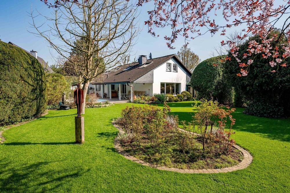 Thumbnail-Exklusives Einfamilienhaus mit Traumgrundstück und Außenpool in Meerbusch-Osterath!