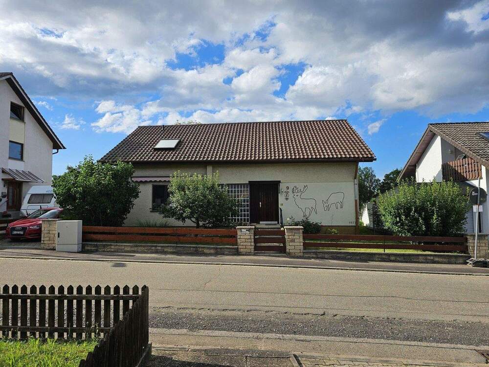 Thumbnail-Geräumiges Einfamilienhaus am Dorfrand von Neuhausen mit Weitblick