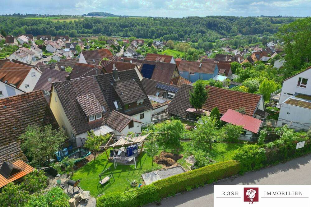 Thumbnail-Außergewöhnliches Gebäudeensemble mit viel Nutzfläche, Garagen und Bauplatz in zentraler Lage