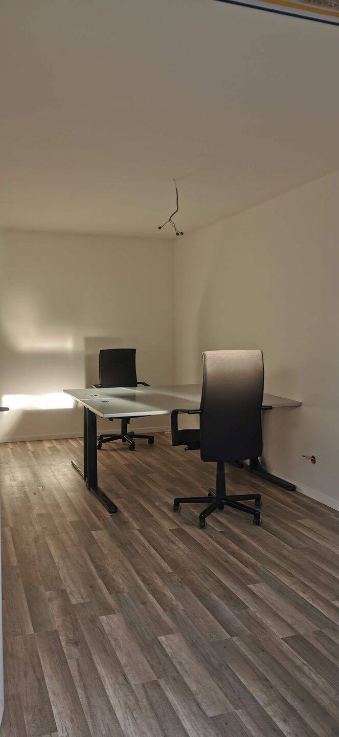 Thumbnail-Offener Arbeitsplatz 1: klimatisiertes Büro mit Innenhof, WLAN & Küche
