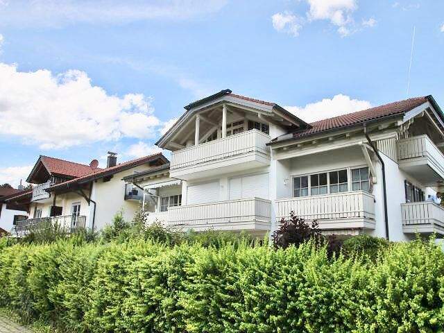 Thumbnail-Sehr hübsch 2,5-Zimmer-Wohnung im 1. OG, mit Bergblick und zwei Balkonen.