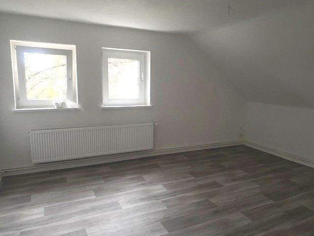 Thumbnail-Schöne Dachgeschosswohnung (2.OG) - Tageslichtbad mit Dusche
