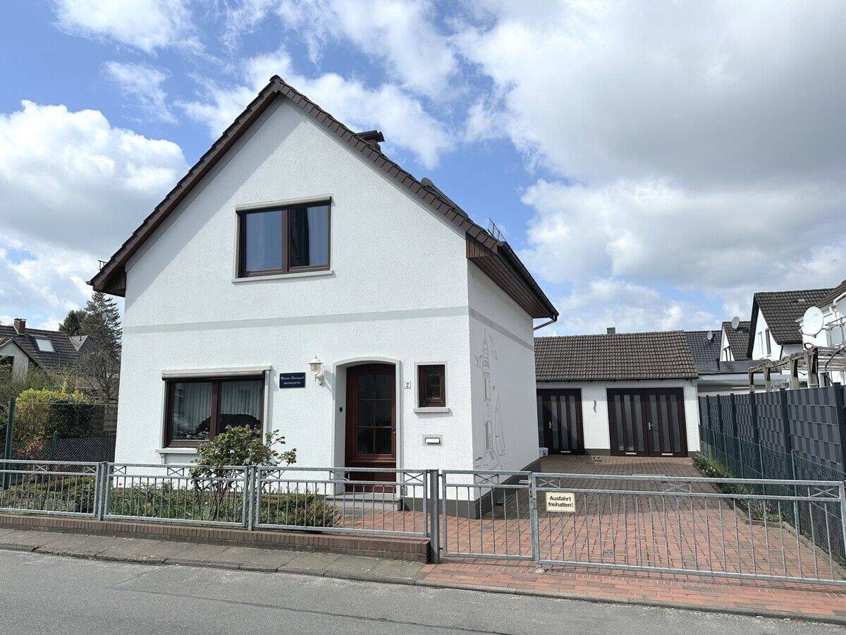 Thumbnail-PURNHAGEN-IMMOBILIEN - Freistehendes Einfamilienhaus mit zwei Garagen in ruhiger Lage von Aumund!