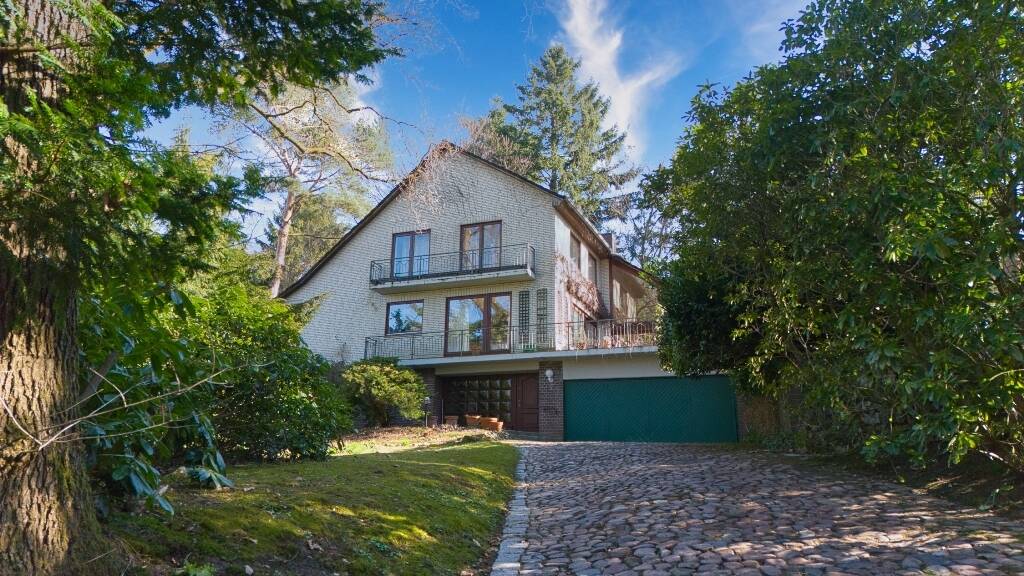 Thumbnail-Vielseitiges Einfamilienhaus auf großem Grundstück mit lichtem Baumbestand in Hittfeld-Waldesruh!