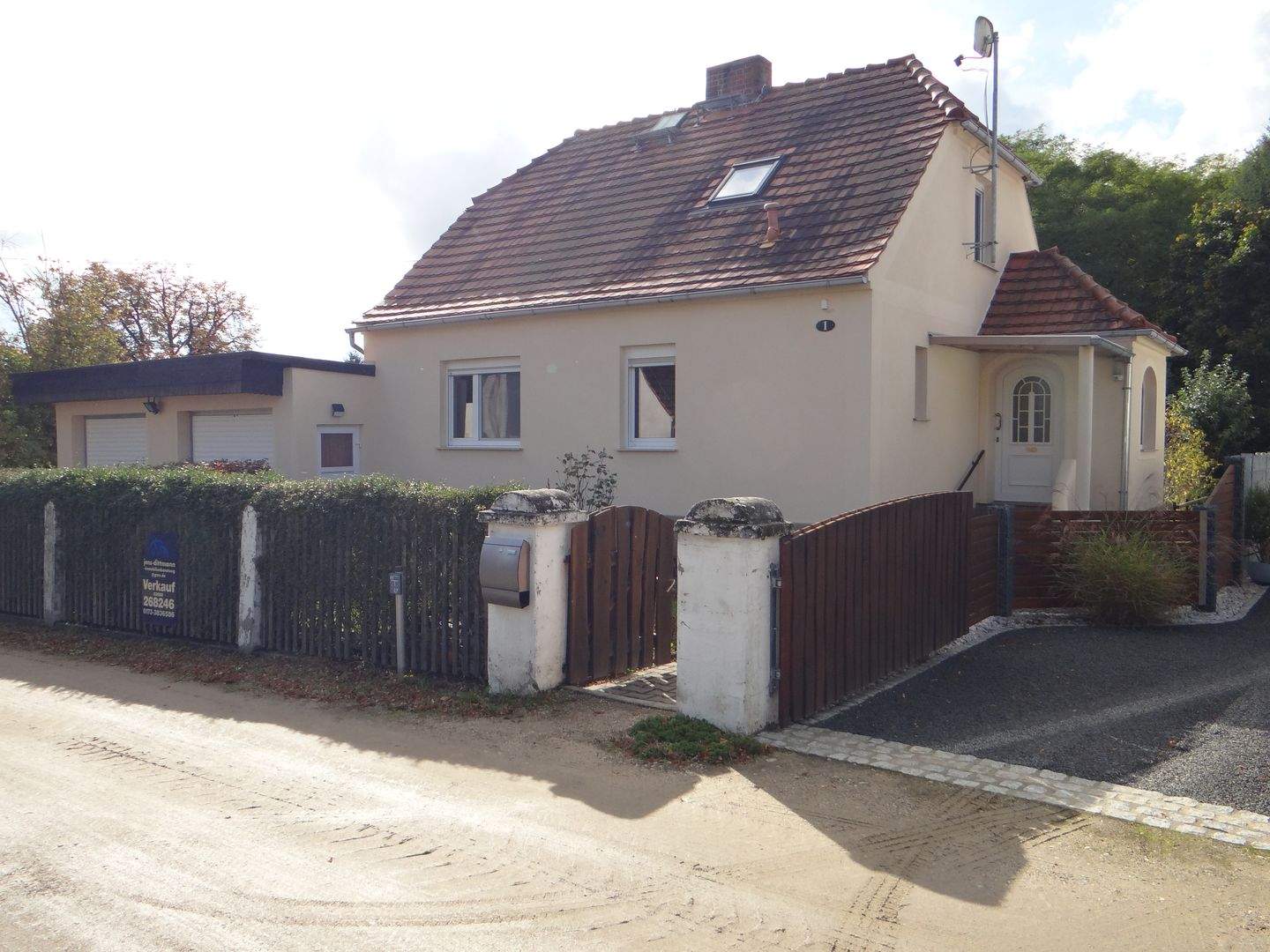Thumbnail-Kleines schönes Einfamilienhaus in ruhiger Lage mit Pool und Doppelgarage