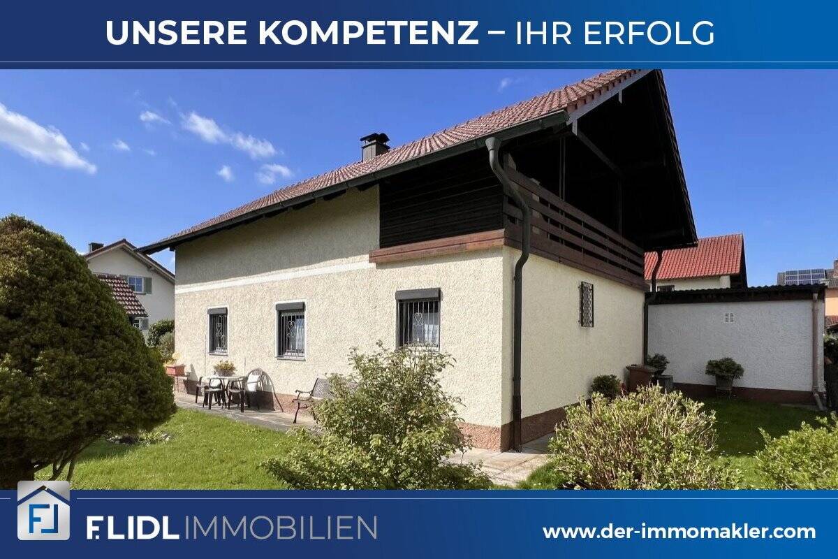 Thumbnail-Älteres Einfamilienhaus mit Garten und Garage
