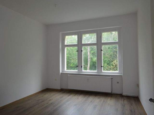 Thumbnail-3 Raum Wohnung mit Gartennutzung und Kelleranteil. Öffentliche Parkplätze vor dem Haus.