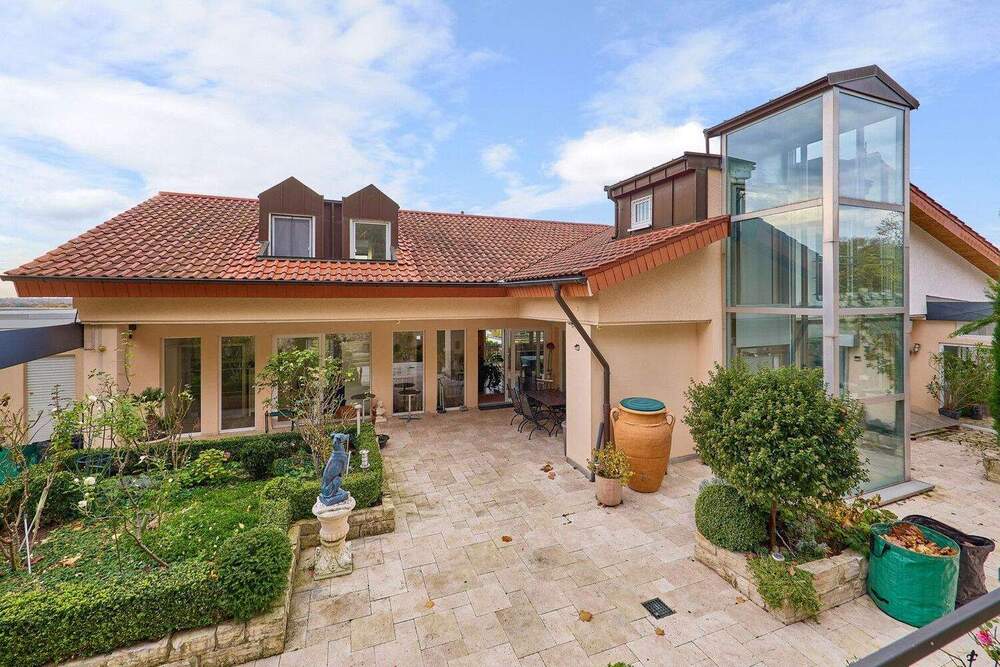 Thumbnail-Einmaliges Wohnanwesen mit verschiedenen Nutzungsoptionen, beste Lage in Auerbach!