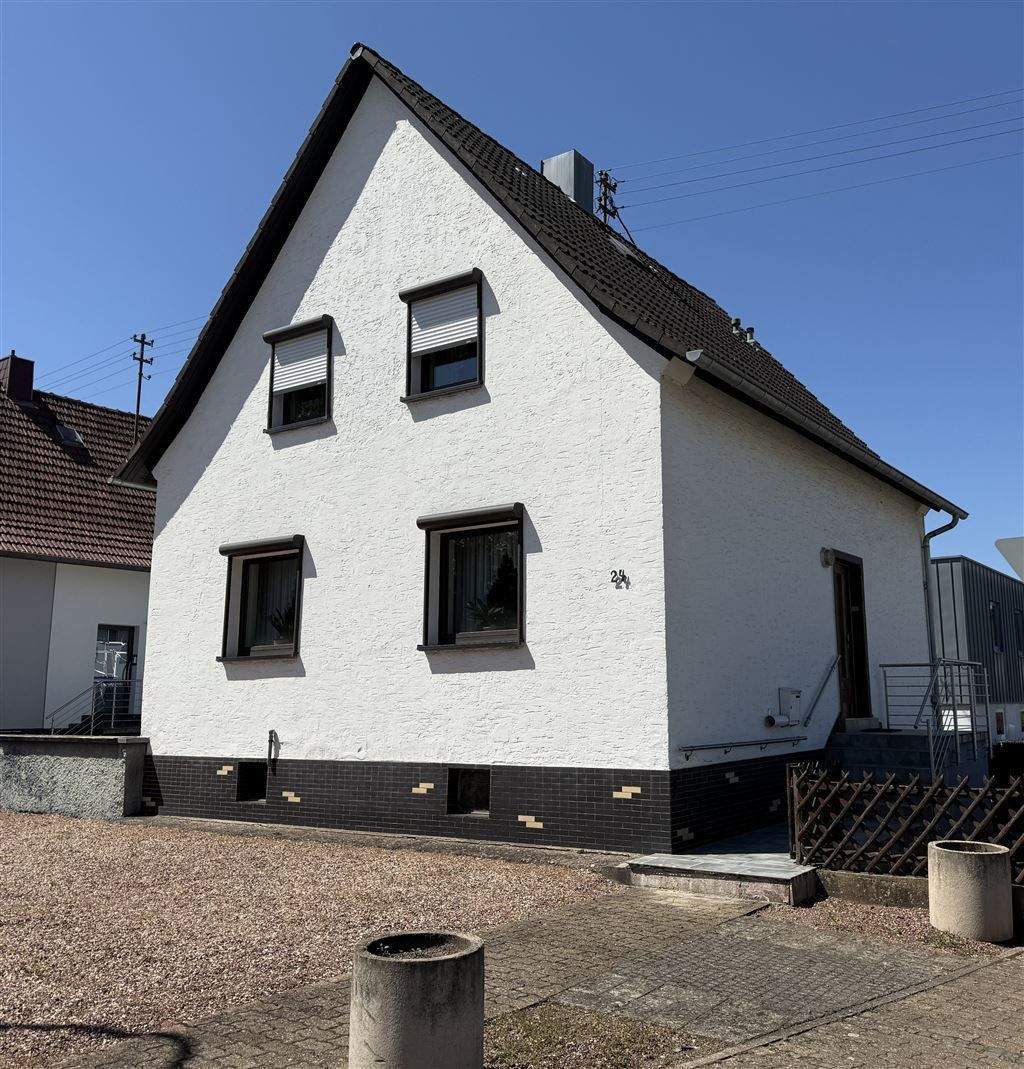 Thumbnail-Einseitig angebautes Familienhaus mit Carport in Rehlingen Siersburg zu verkaufen