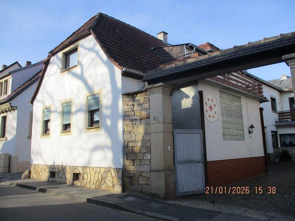 Thumbnail-FREINSHEIM, DOPPELHAUS-HÄLFTE, älteres Baujahr, gepflegt. Verkaufspreis 248 000,00 Euro.