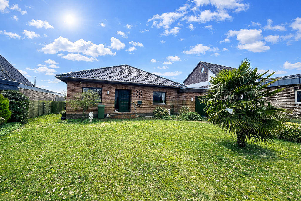 Thumbnail-Zeitlose Architektur: Lichtdurchfluteter Bungalow-Klassiker mit viel Stauraum.