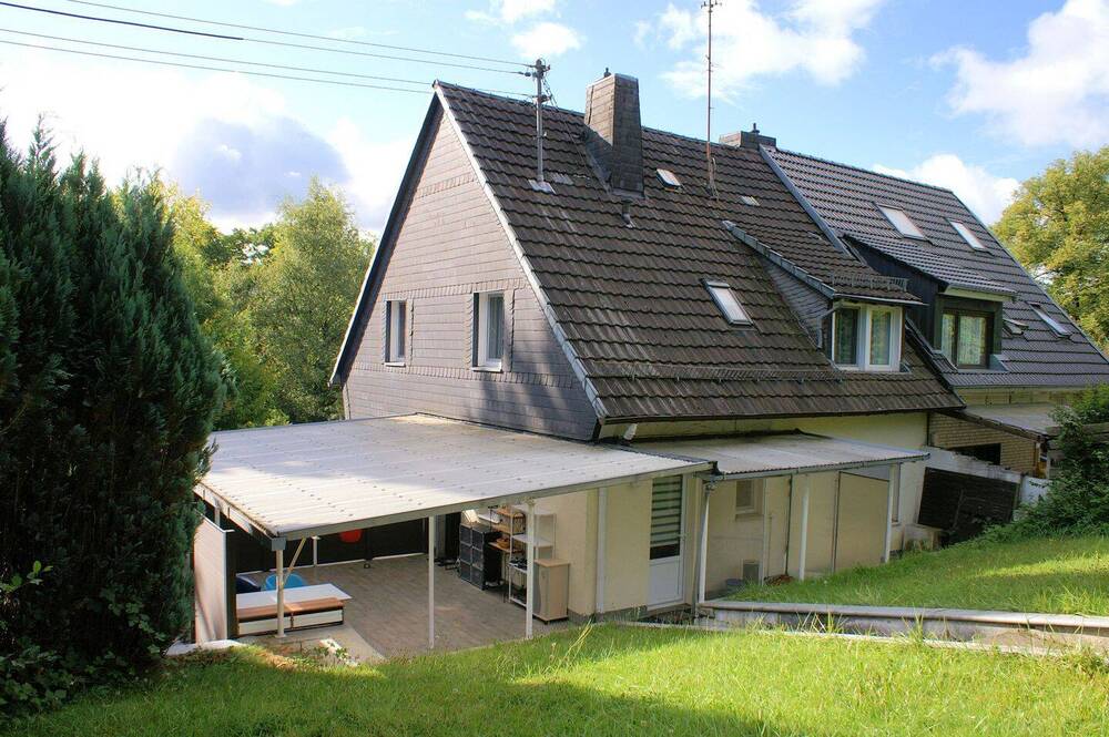 Thumbnail-Zentral in Ruppichteroth: Wohnhaus mit 1 bis 2 Wohneinheiten, 2 Garagen und schönem Grundstück