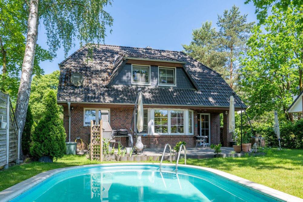 Thumbnail-Großzügiges Einfamilienhaus mit ca. 225 m² Wohn-Nutzfläche, Pool und Garten in Falkensee