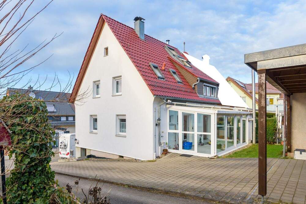 Thumbnail-Doppelhaushälfte in ruhiger Lage mit Wintergarten und Carport