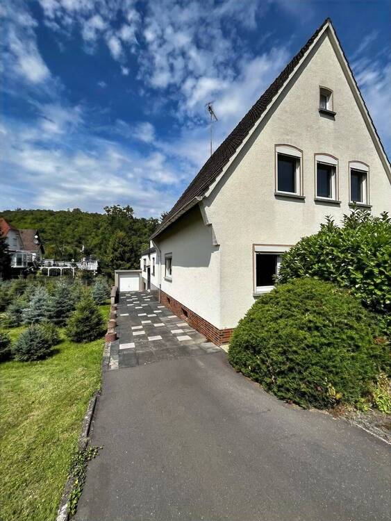 Vorderhaus_Außenansicht mit Einfahrt zur Garage