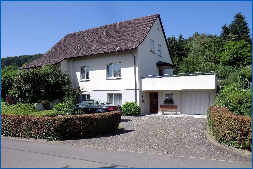 Thumbnail-Attraktives Familienhaus mit großem Grundstück u. Garage, in schöner und ruhiger Lage!