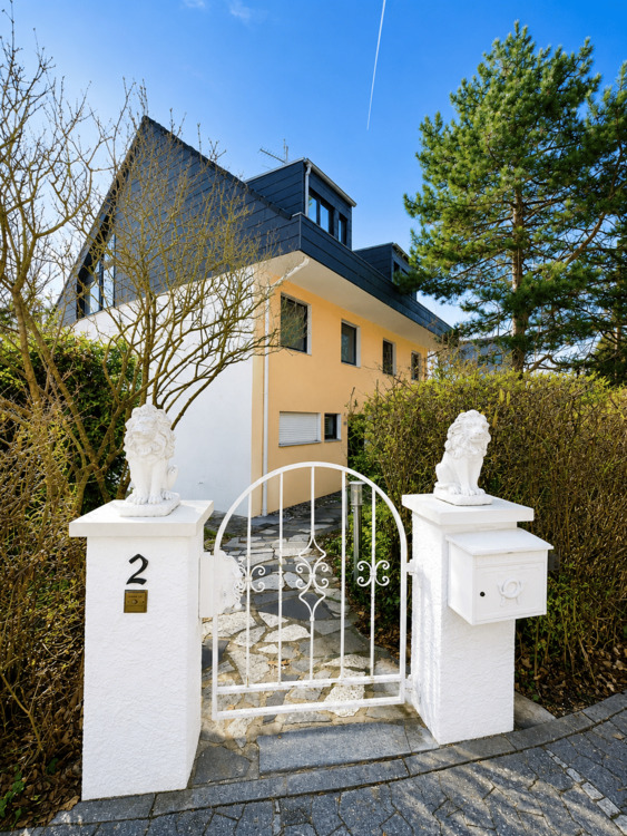 Thumbnail-Exklusive Split-Level-Doppelhaushälfte mit Galerie, Kaminzimmer, Einliegerwohnung und Fernblick