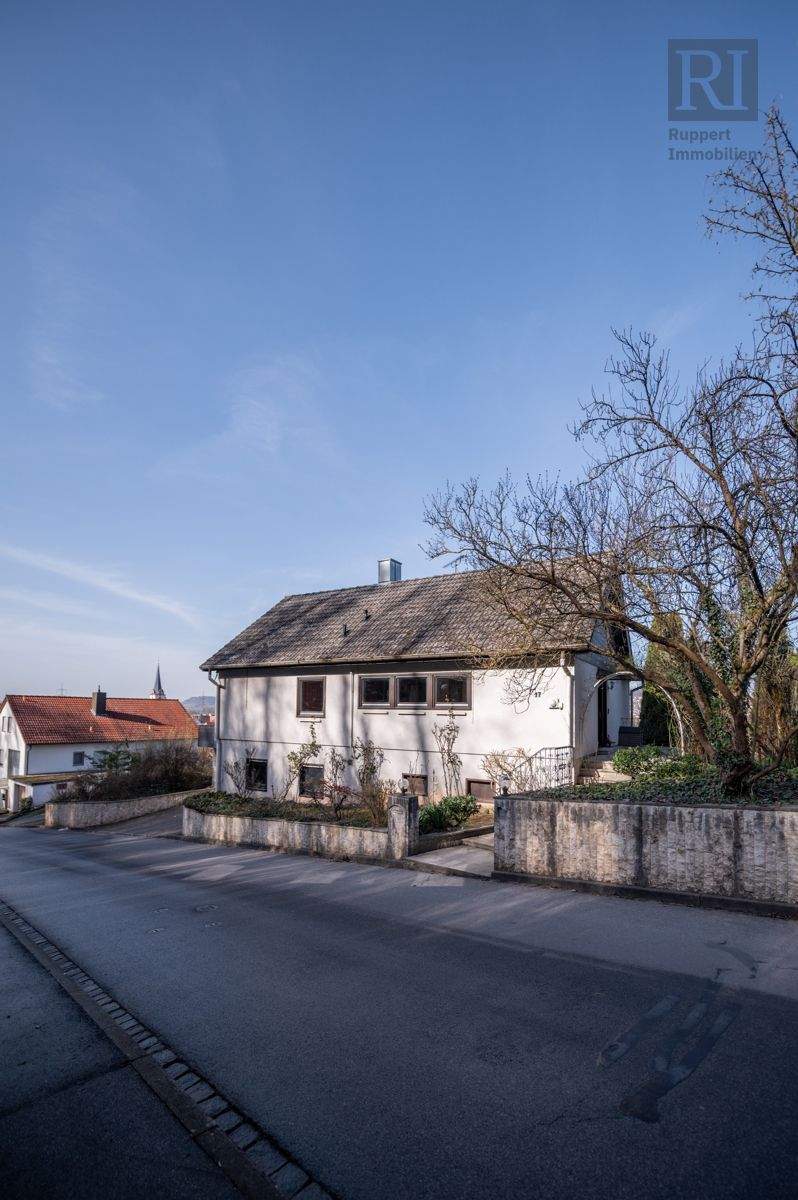 Thumbnail-Großzügiges Einfamilienhaus mit Potenzial in Eltmann