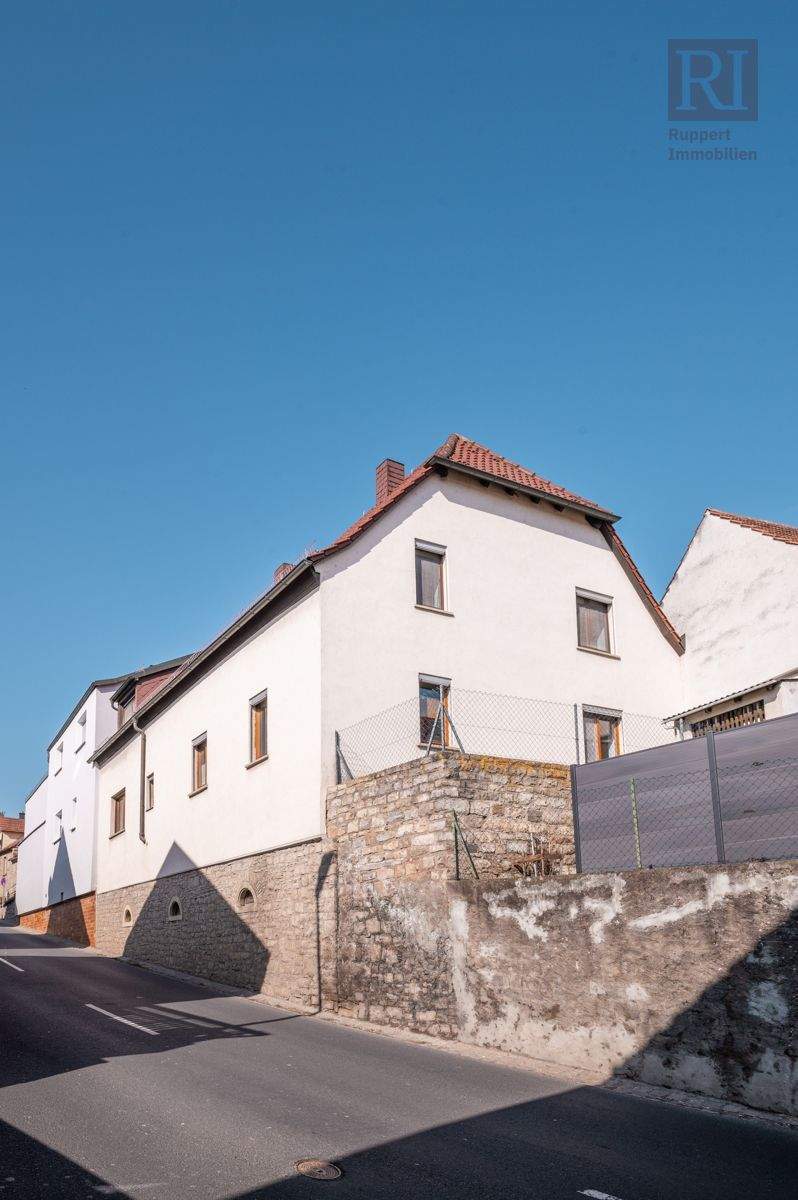 Thumbnail-Großzügiges Zweifamilienhaus im Ortskern von Rimpar