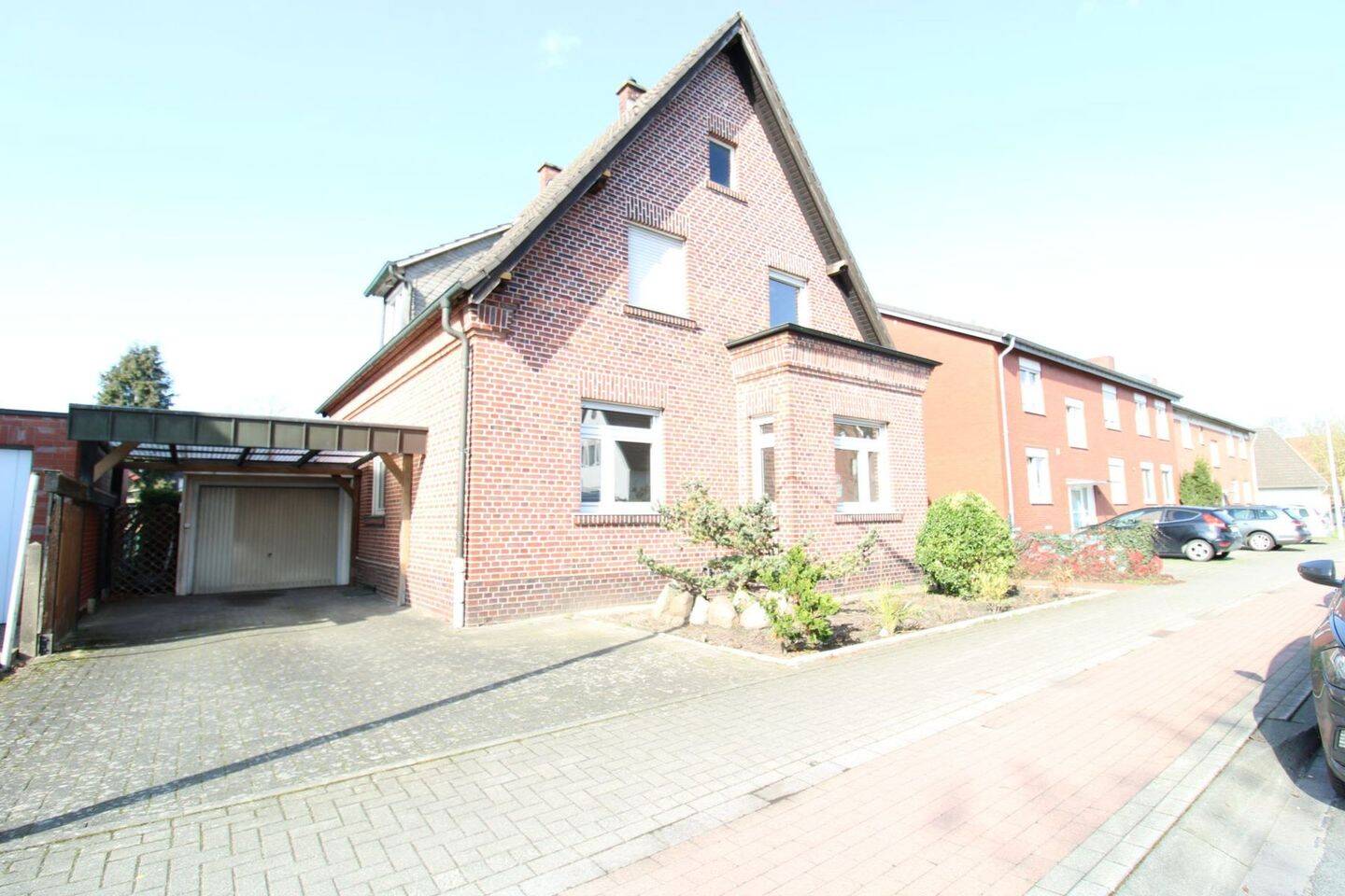 Thumbnail-Großzügiges Einfamilienhaus mit Kaminzimmer, großem Garten und vielseitigem Raumangebot