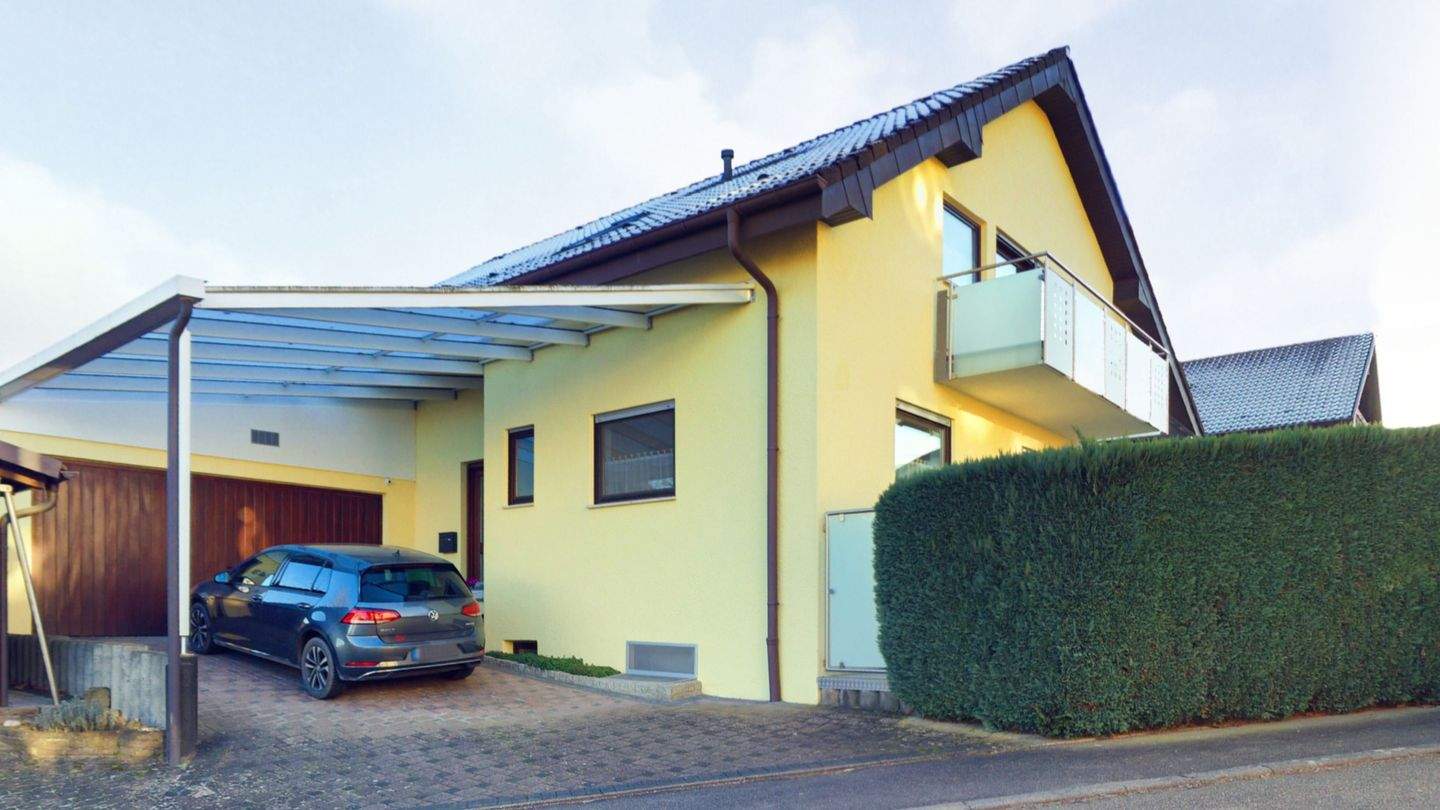 Thumbnail-Großzügiges Ein- bis Zweifamilienhaus in massiver Bauweise mit Sauna, Garten und Doppelgarage