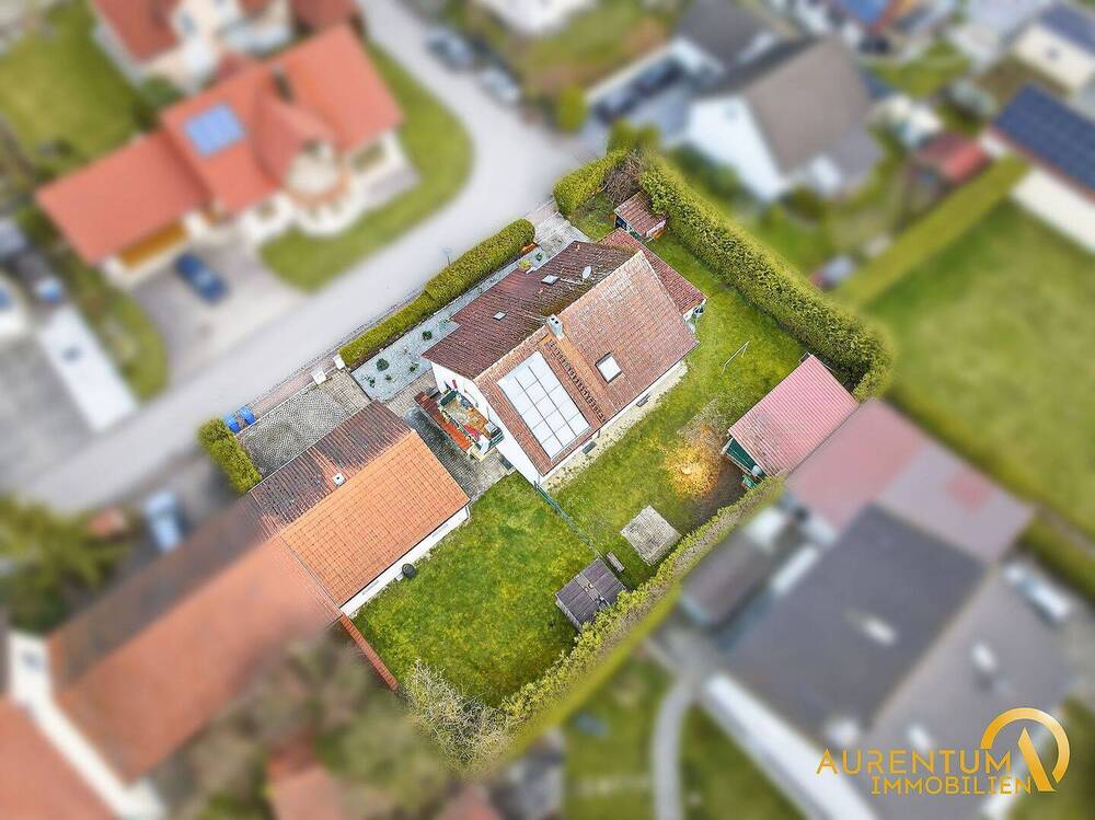 Thumbnail-Flexibles Zweifamilienhaus mit großem Grundstück und Nebengebäude in ruhiger Lage von Biburg