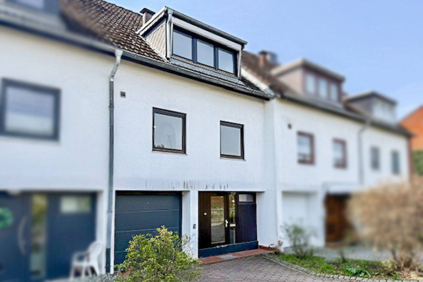 Thumbnail-Mittelreihenhaus mit kleinem Garten und großer Terrasse - ideal für kreative Modernisierung