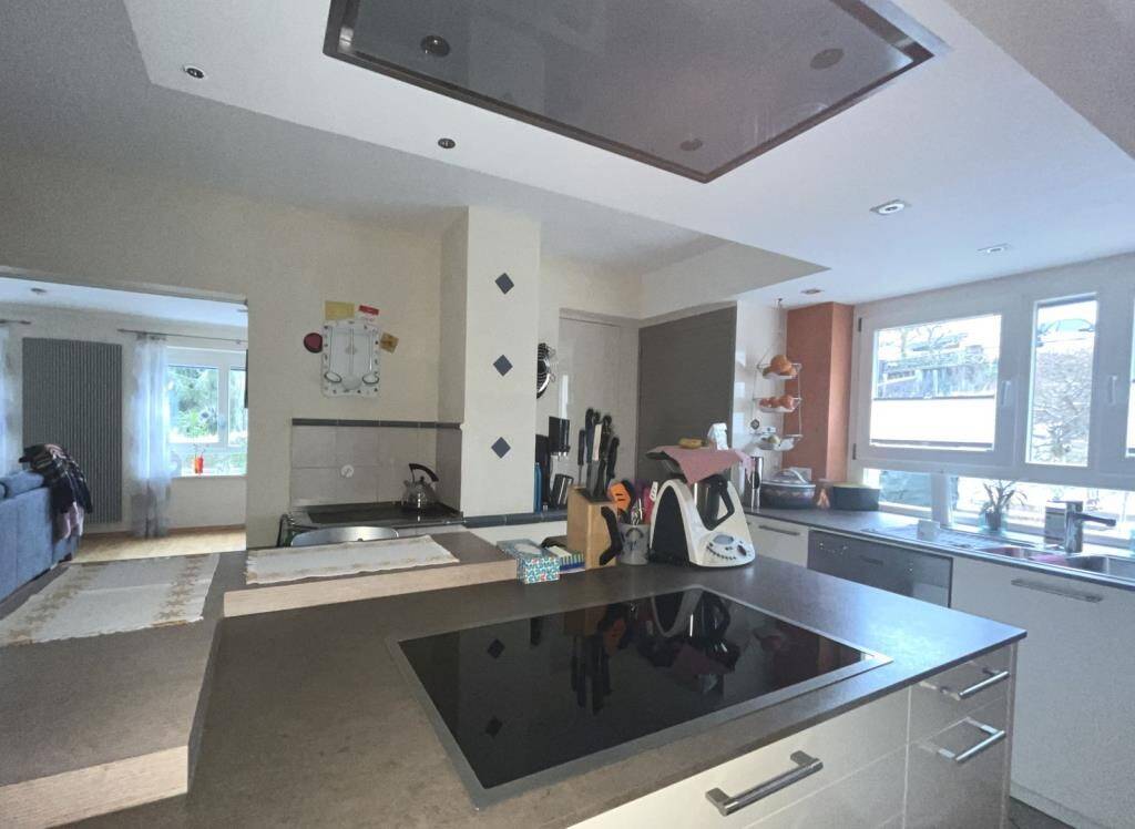 Thumbnail-Ideal zur Eigennutzung und zusätzlicher Vermietung. Wohnhaus mit drei Wohneinheiten und zwei Garagen. 724 m² Grund...