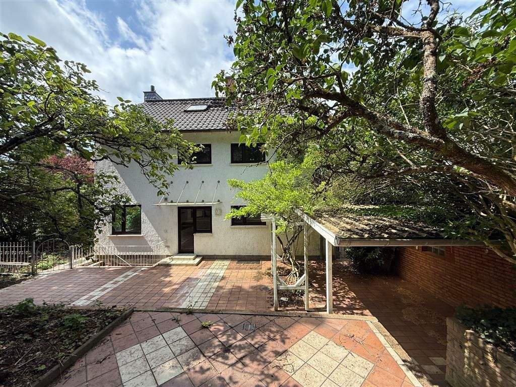 Thumbnail-Viel Platz für die Familie Familienhaus mit Garten und Garage in 66117 Saarbrücken zu verkaufen