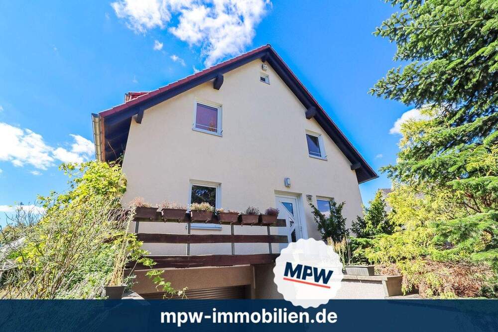 Thumbnail-Massives Einfamilienhaus auf ca. 854 m² Grundstück: mit Keller, Wintergarten und Kamin