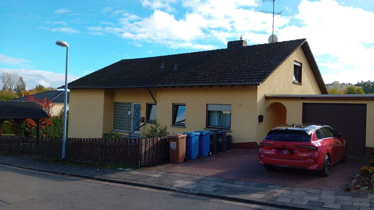 Thumbnail-Weilerbach - Freistehendes Einfamilienhaus mit Einliegerwohnung in begehrter Wohnlage