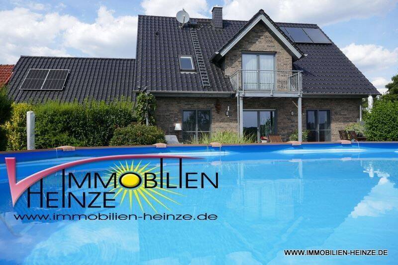 Hausansicht Gartenseite mit Traum-Pool