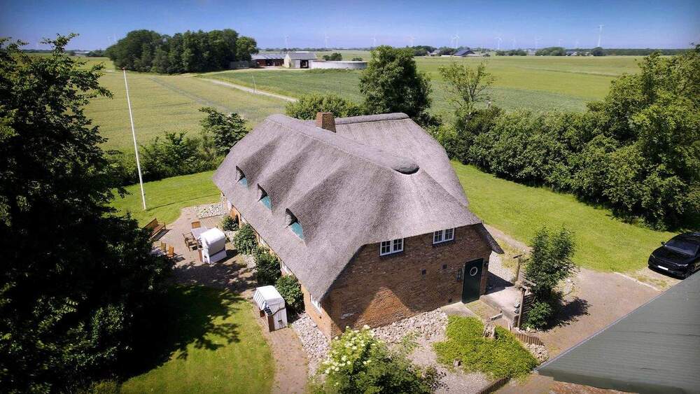 Thumbnail-Exklusiver Reetdachtraum | 275qm2 – 7 Zimmer | SYLT vor der Tür | Sauna, EBK., Whirpool uvm. | Traumlage …