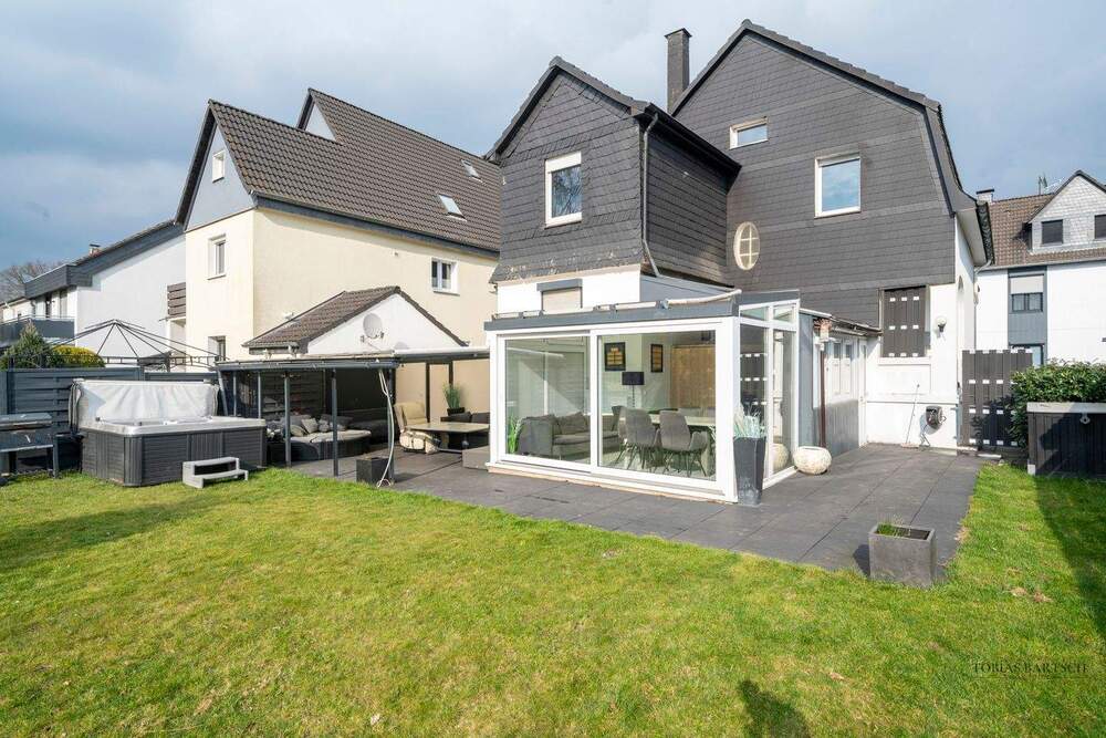 Thumbnail-Großes Einfamilienhaus mit großem Garten in top Lage - renoviert & sofort frei