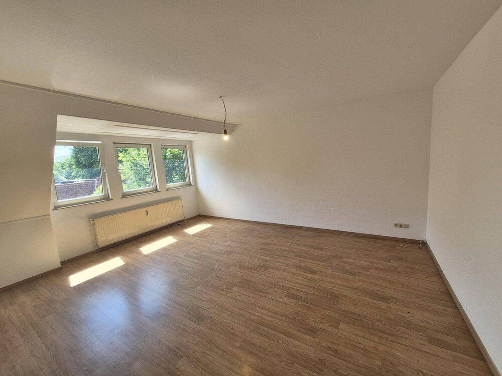 Thumbnail-2-Zi.-DG-Wohnung, frisch renoviert - 11 min. mit dem Auto zum Bahnhof Buxtehude