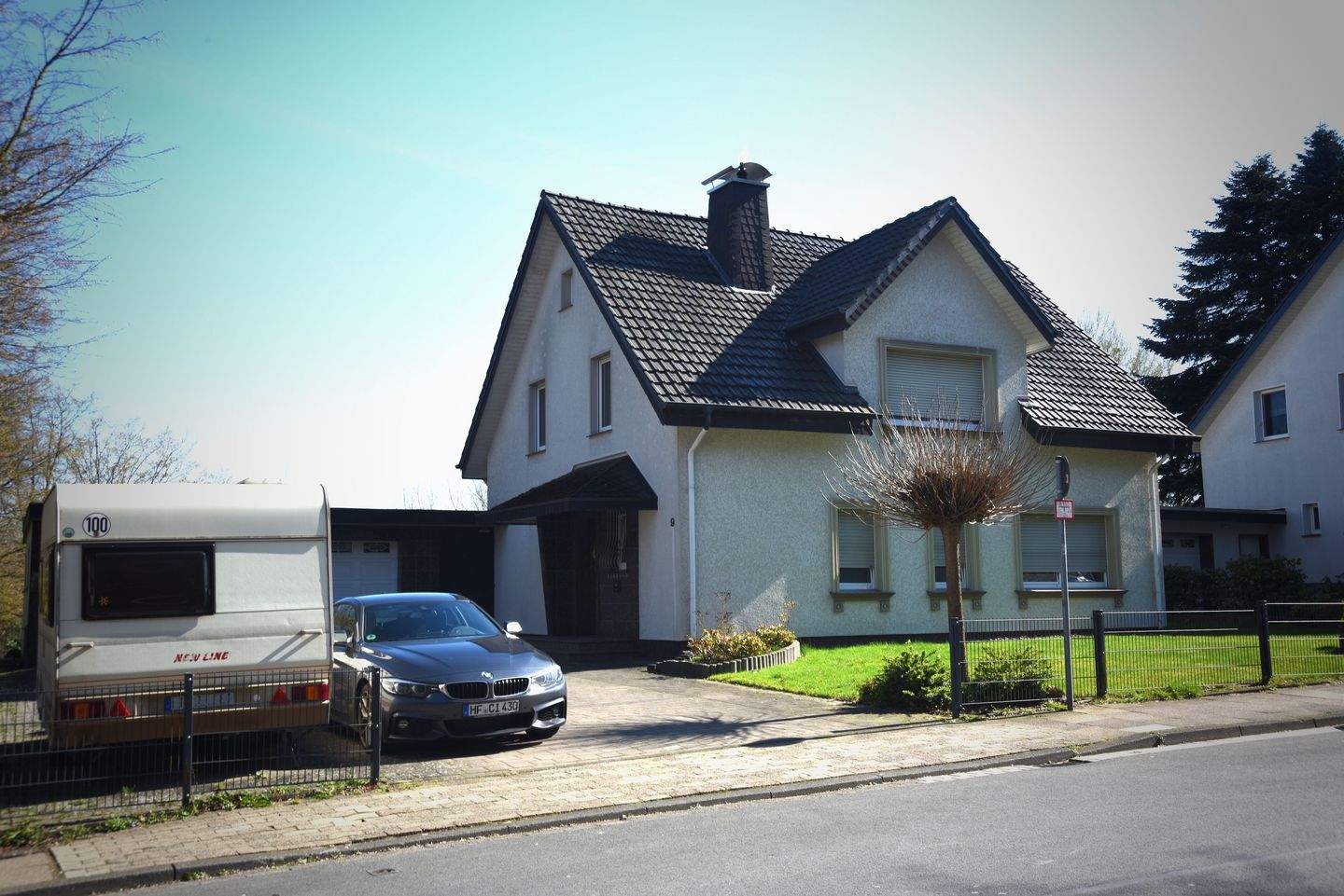 Thumbnail-Großzügiges Wohnhaus mit Garage auf großem Grundstück in Herford