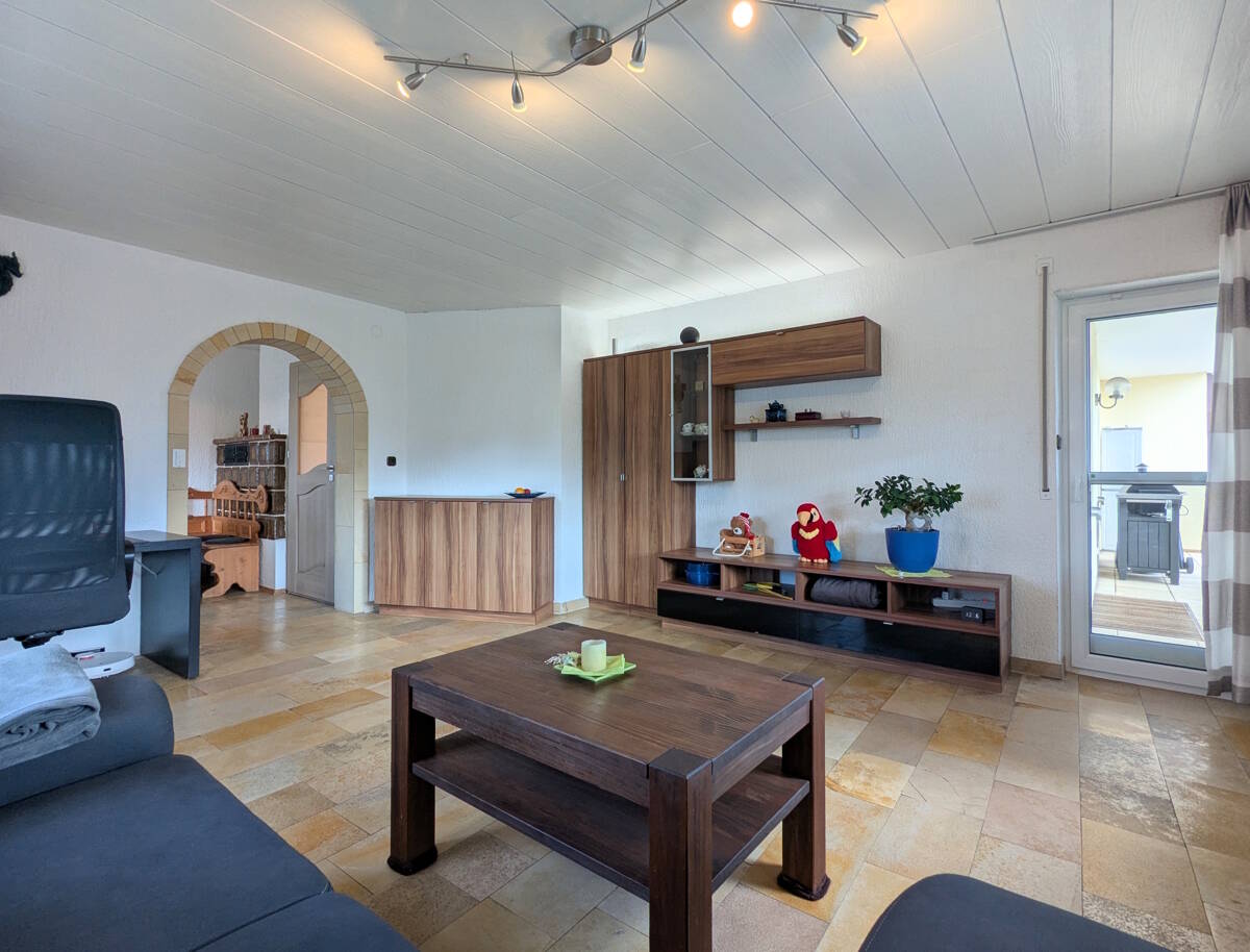 Thumbnail-Gepflegte Hochparterre-Wohnung im 2-Fam-Haus mit eigenem Gartenanteil, Garage + Carport in Vöhringen