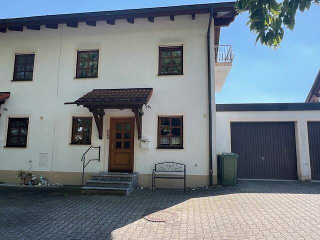 Hauseingang und Garage.