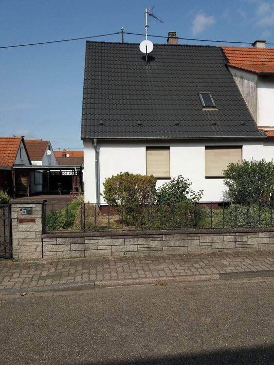 Thumbnail-Sofort einziehen! Gepflegte, unterkellerte DHH in NeureutKirchfeld in ruhiger Lage, mit großem pflegeleichten Garten in Wald- u. Seenähe