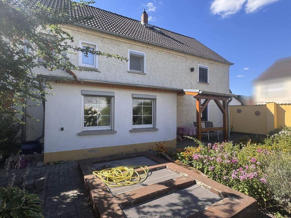 Thumbnail-Charmantes Einfamilienhaus mit Innenhof, Doppelgarage und Ausbaupotenzial in ruhiger Lage von Eggersdorf